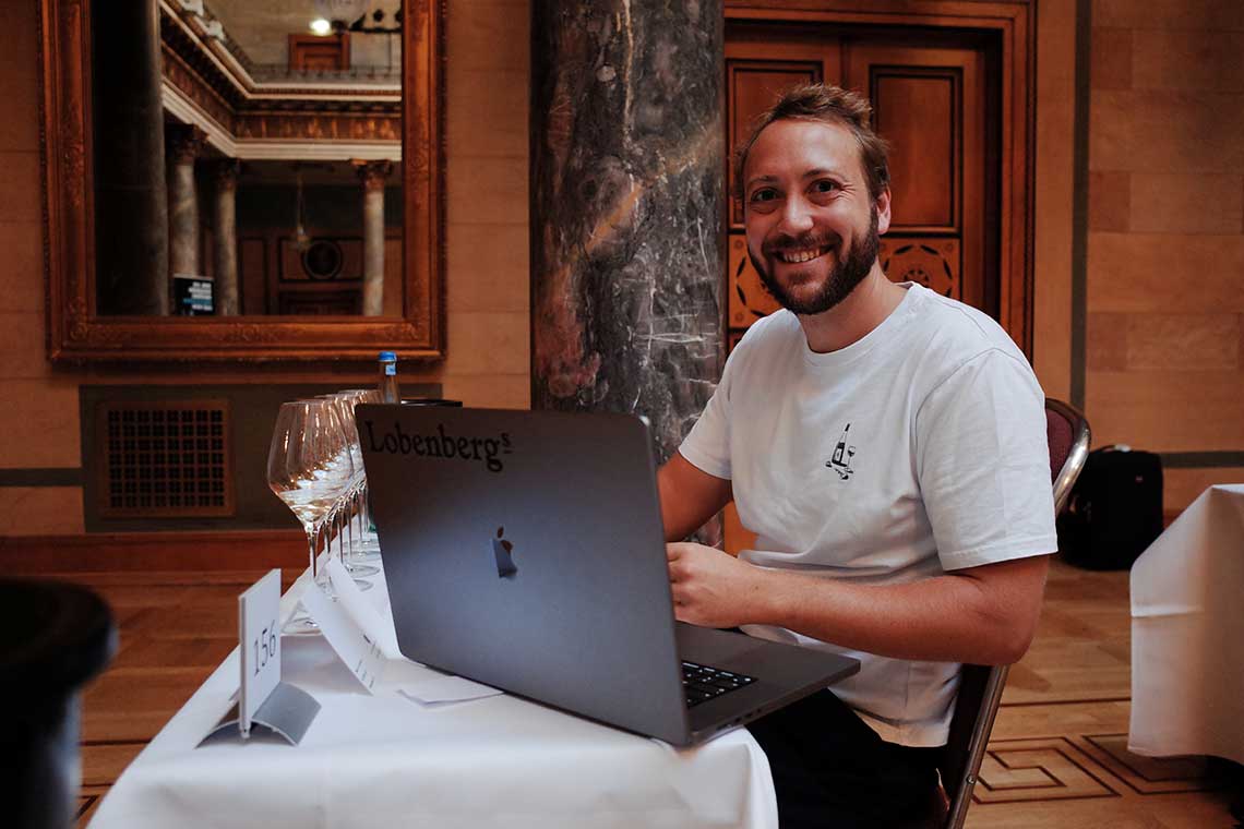 Luca Lobenberg bei der Weinverkostung