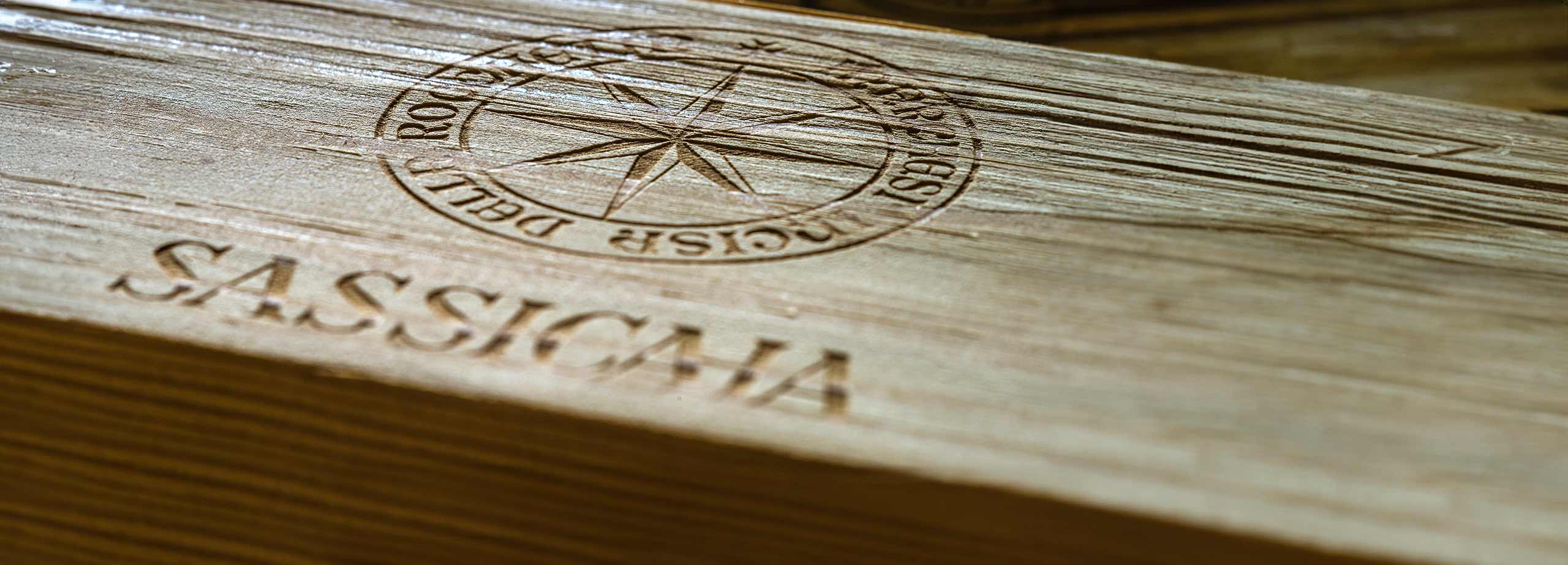 Sassicaia Logo auf Holz