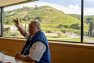 Heiner Lobenberg vor einem Weinberg-Panorama in Frankreich, Rhône Heiner Lobenberg vor einem Weinberg-Panorama in Frankreich, Rhône