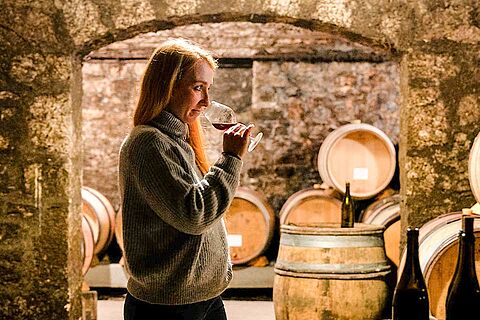 Winzerin bei der Verkostung im Weinkeller Jean-Marc Millot