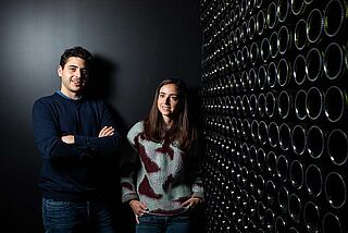 Winzer vor einer Dunklen Wand im Weinkeller