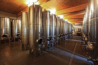 Weinkeller Keller mit Metalltanks vom Weingut Prager