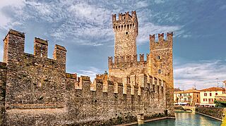 Burg am Wasser mit blauem Himmel