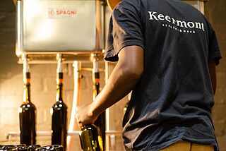 Weinlagerung und Weinabfüllung im Weinkeller Keermont