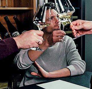 Bei einer Weinverkostung wird zusammen angestoßen