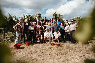 Erntehelfer Gruppenfoto bei Griesel & Compagnie