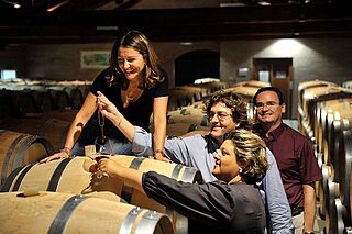 Familie im Weinkeller, Weinfässer