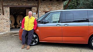 Heiner Lobenberg vor einem Auto in Spanien