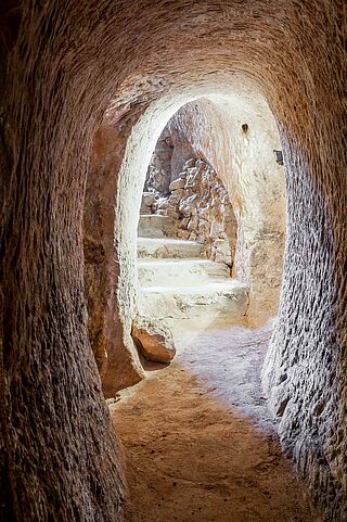 Blick in den Treppenaufgang aus dem unterirdischen Weinkeller