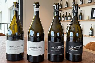 Weinauswahl des Weinguts Champagne Clandestin auf einem Tisch Weinauswahl des Weinguts Champagne Clandestin