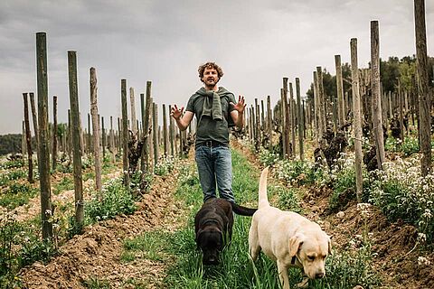 José María Raventós mit 2 Hunden auf dem Weingut