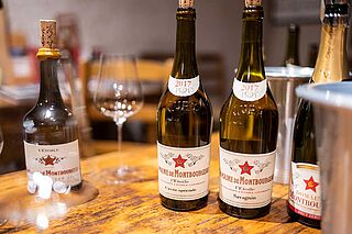 Weinverkostung auf dem Holztisch, Weingut Montbourgeau Weinverkostung auf dem Holztisch, Weingut Montbourgeau