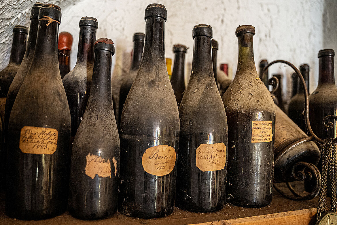 La Ca Növa alte Weinflaschen