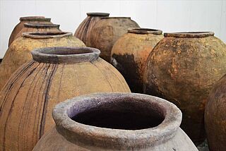 Amphoren im Weinkeller von de Martino Amphoren im Weinkeller von de Martino