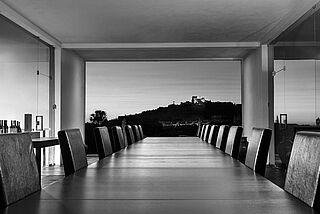 Aussicht aus einem Fenster/Besprechungsraum auf das Weingut Tiago Cabaco / Susana Esteban Aussicht aus einem Fenster/Besprechungsraum auf das Weingut Tiago Cabaco / Susana Esteban