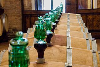 Fässer im Weinkeller