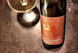 Eine Flasche Weißwein vom Gut Herrmannsberg