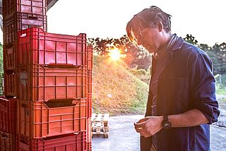 Winzer Mario beim Weingut I Clivil