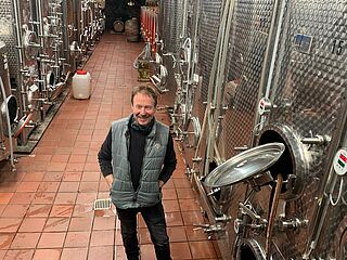 Peter Perabo an seinen Stahltanks im Weinkeller