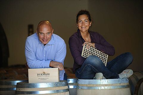 Luca und Elena im Weinkeller mit Weinfässern