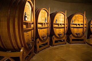 Weine und Weinfaesser im Weinkeller Guigal Weine und Weinfaesser im Weinkeller Guigal