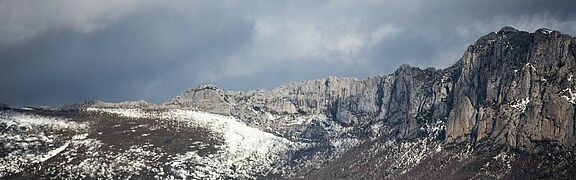 Gebirge im Weingebiet Txakoli in Spanien