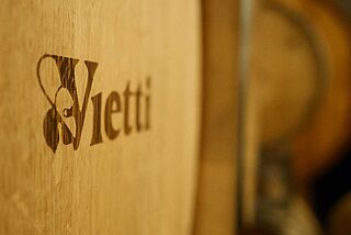 Weinfass im Weinkeller Vietti