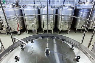 Stahltanks im Weinkeller