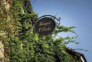 Schild des Weinguts Friedrich Becker