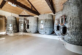 Betonfässer beim Weingut