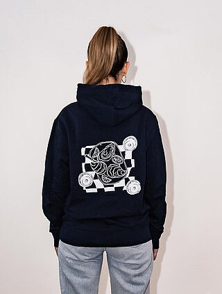 Rückansicht von einer Frau mit Lobenbergs Hoodie