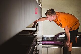 Weinverarbeitung im Weinkeller Christophe Mignon