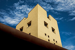 Das Weingut vor einem blauen Himmel