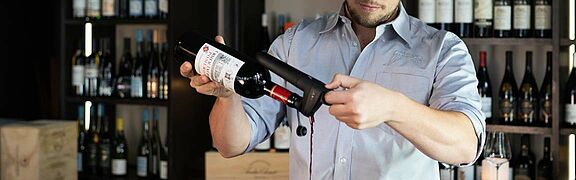 Das Coravin System wird benutzt um ein Glas Wein einzuschenken