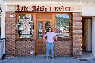 Agnes Levet vor dem Weingut