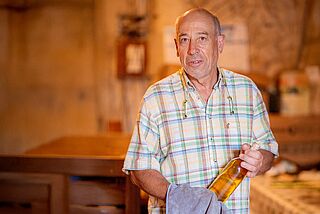 En vinbonde fra Lamothe-Despujols har vin i hånden