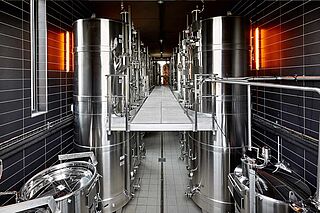 Weintanks des Weinguts Lacourte-Godbillon