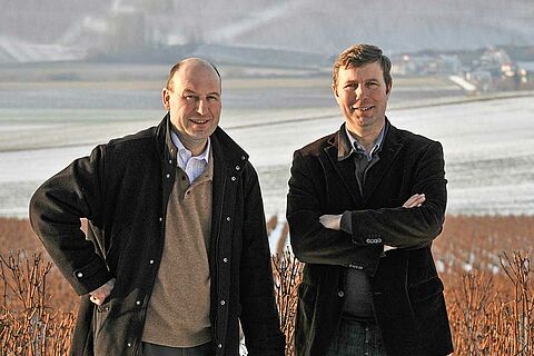 Winzer auf dem Weingut Pierre Gimonnet & Fils, Berge im Hintergrund