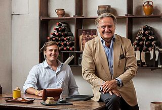 Winzer an einem Tisch