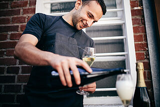 Eine Glas Sekt wird eingeschenkt bei Griesel & Compagnie