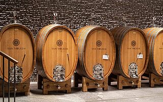 Weinkeller van Volxem mit Weinfässern