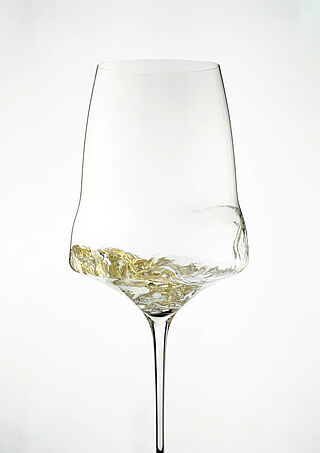 Gläser Josephinenhütte mit Weißwein darin