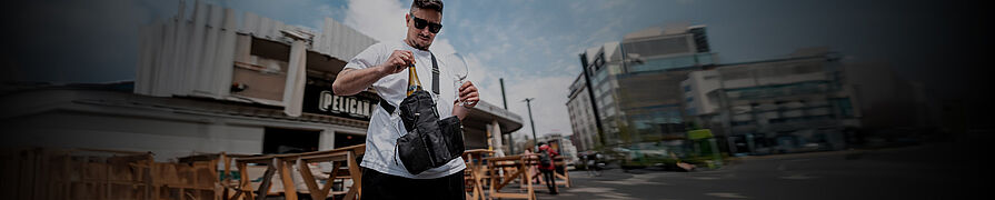 Ask Toni holt eine Weinflasche aus der Bottle.Bag