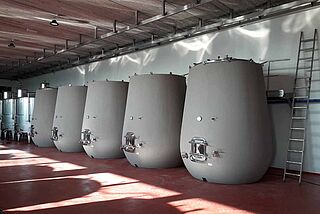 Betoneier als Tanks bei Castello Romitorio im Keller