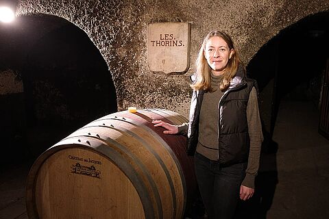 Winzerin von Chateau des Jacques im Weinkeller