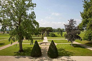 Auffahrt des Weinguts La Dauphine bei Sonnenschein