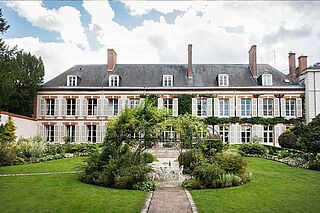 Anwesen des Weinguts Perrier Jouet mit Garten im Vordergrund Anwesen des Weinguts Perrier Jouet mit Garten im Vordergrund