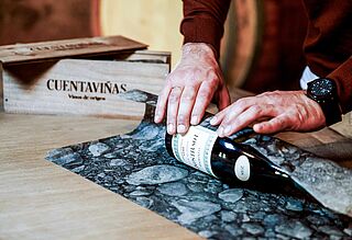 Eine Flasche wird für den Verkauf eingepackt