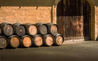 Weinfässer auf einem Weingut