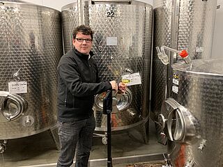 Kellermeister Dominik Völk bei der Arbeit